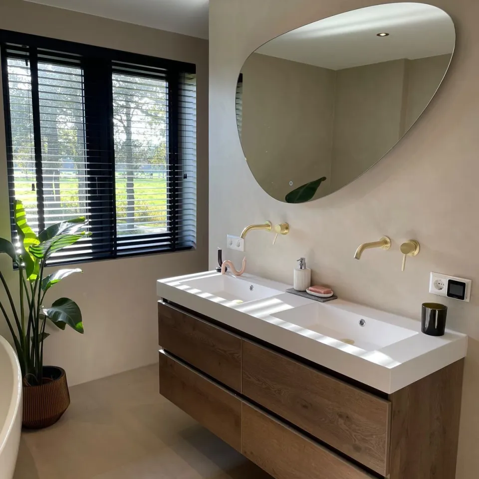 Badkamer basebeton wandspiegel